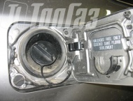 ГБО на Nissan X-Trail - Заправочное устройство в лючок бензозаправочной горловины